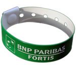 groen plastic polsbandje met witte opdruk voor BNP Paribas